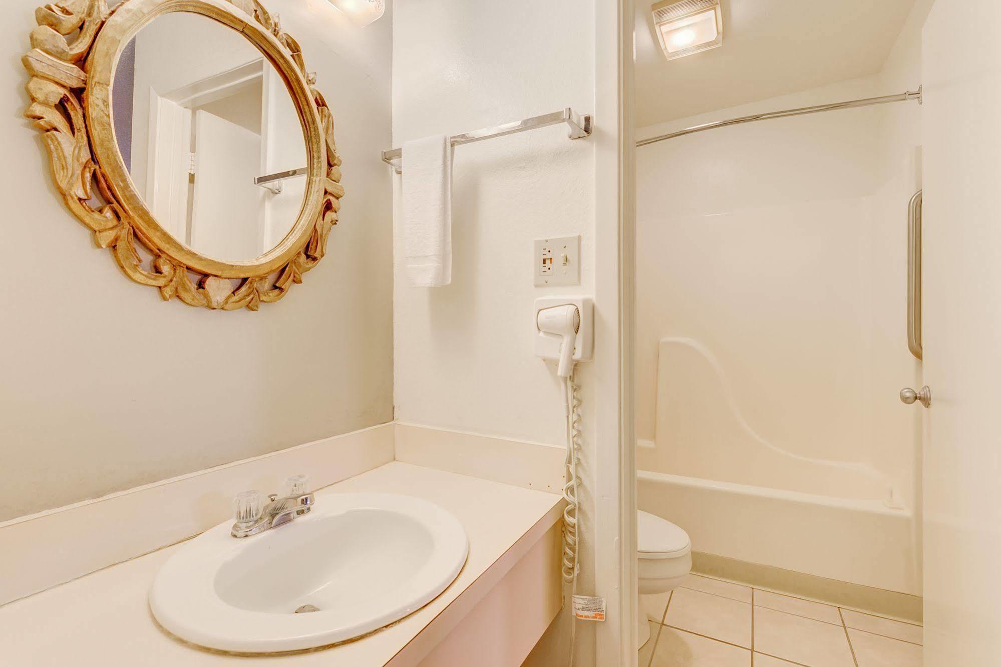גרנברי Lake View Inn מראה חיצוני תמונה